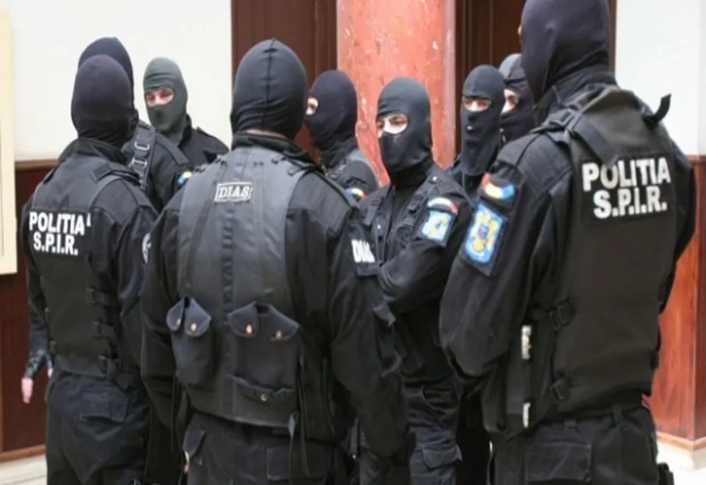 32 de percheziții, la Braşov, la persoane bănuite de trafic de droguri de mare risc