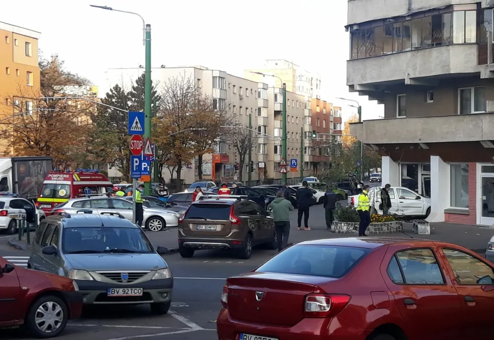 Accident rutier pe Bulevardul Griviței! O maşină a spart geamul unui magazin
