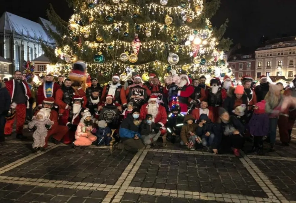 VIDEO Moș Crăciun a împărțit cadouri pe motocicletă, la Brașov!