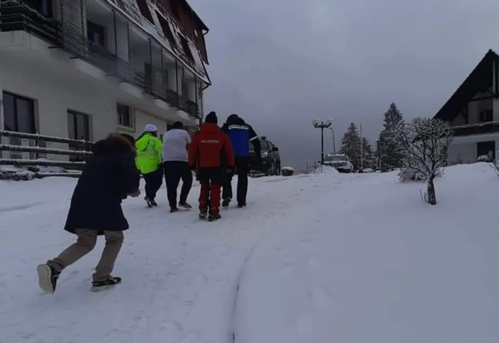 Autoritățile, alertate de un turist care a plecat desculț prin zăpadă, în Poiana Braşov!