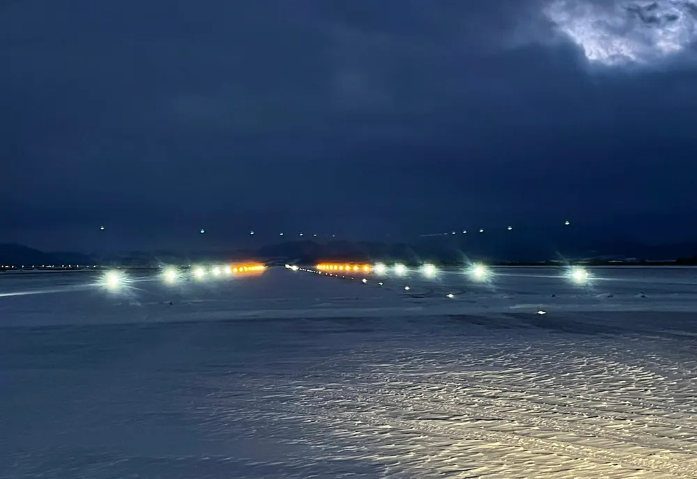 S-au aprins "luminile de sărbători" şi pe pista Aeroportului Internațional Braşov!