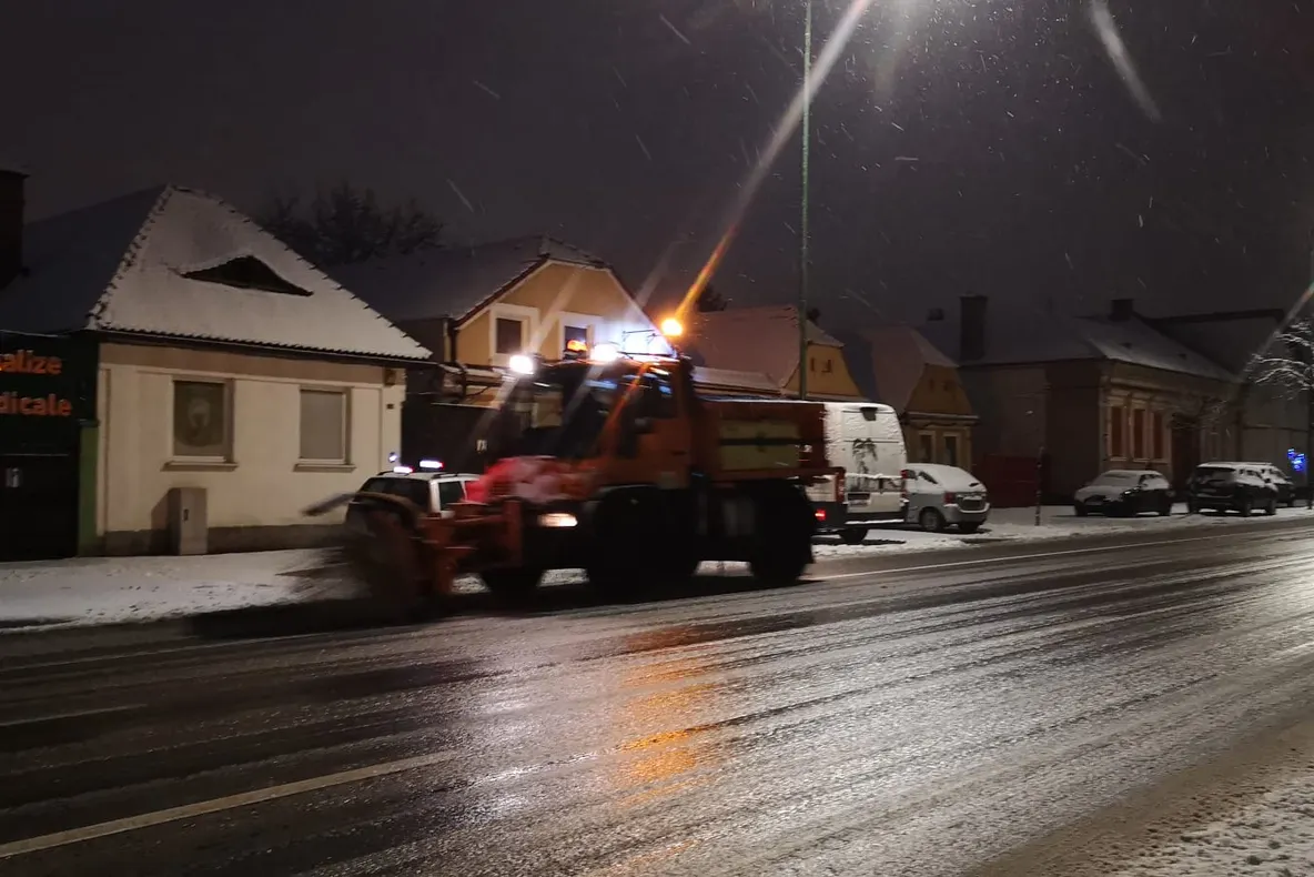 53 de utilaje de deszăpezire au acționat, în această dimineață, în municipiul Brașov