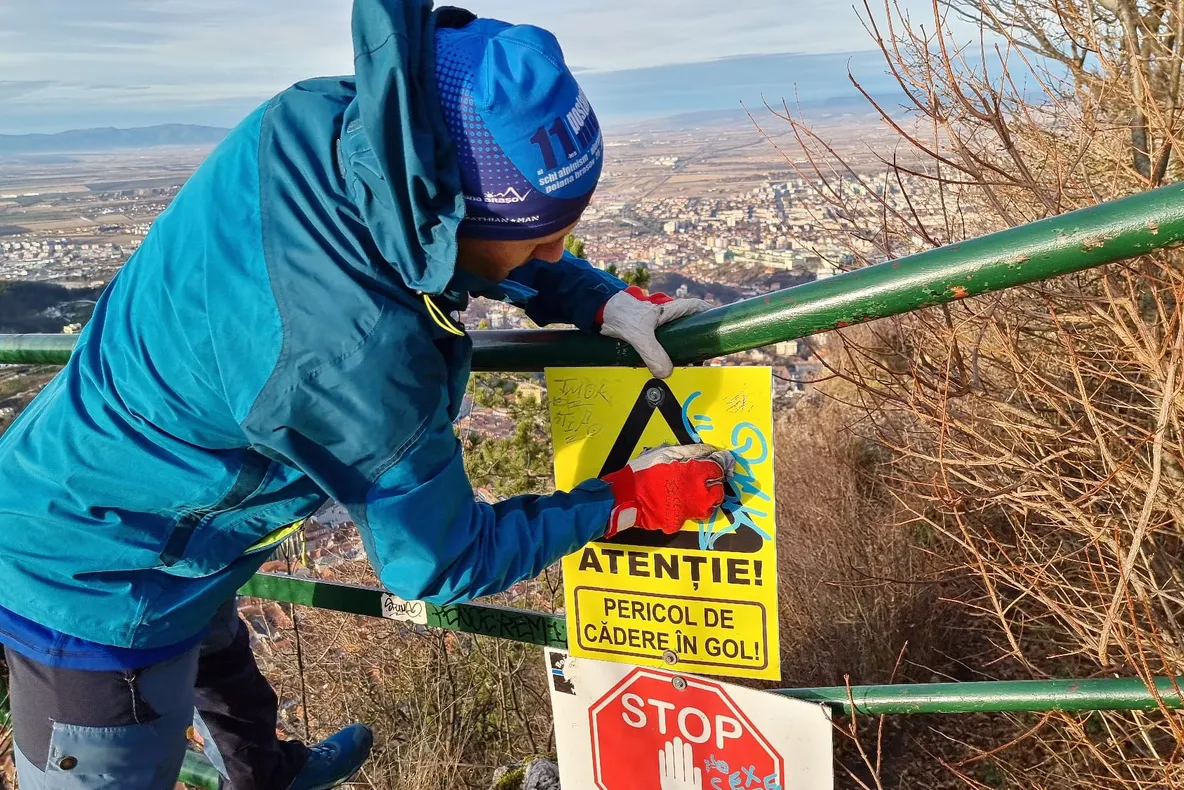 VIDEO Panourile vandalizate de pe Tâmpa sunt curățate și reparate!