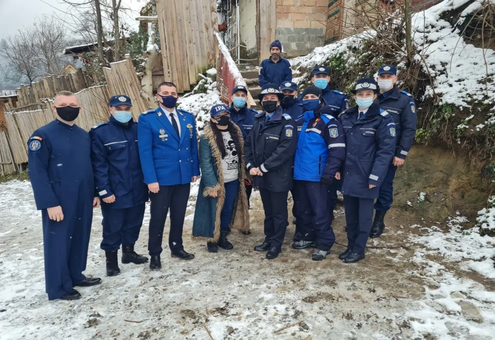 VIDEO Jandarmii brașoveni au făcut sărbătorile mai frumoase unei familii nevoiașe!