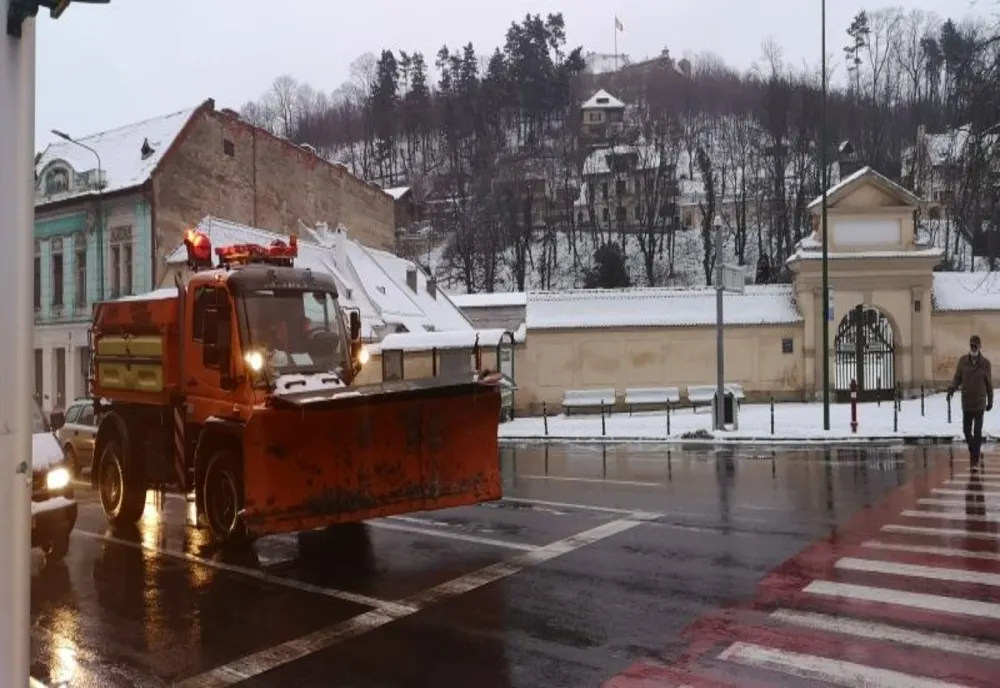 44 de utilaje de deszăpezire au acționat, aseară și în această dimineață, în municipiul Brașov