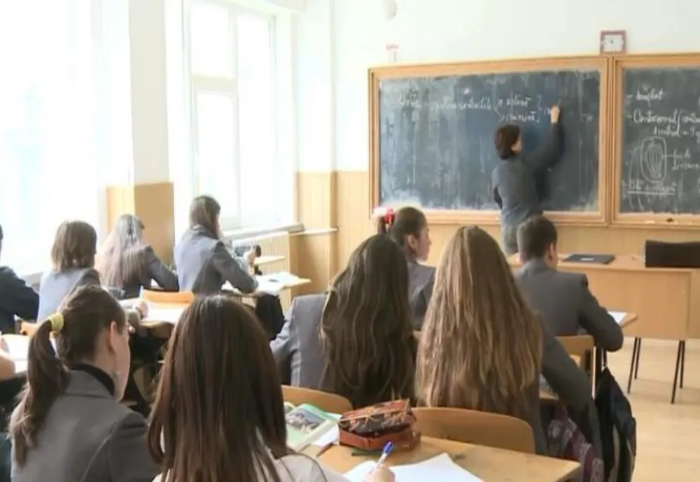 Nu tăiați bursele sociale în vacanță! Este apelul pe care îl fac cei de la Salvați Copiii