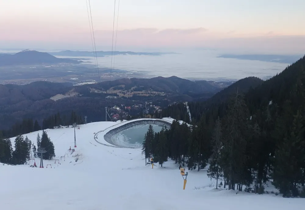 În perioada sărbătorilor de iarnă, pe pârtiile din Poiana Brașov s-au înregistrat aproape 180.000 de treceri prin turnichete