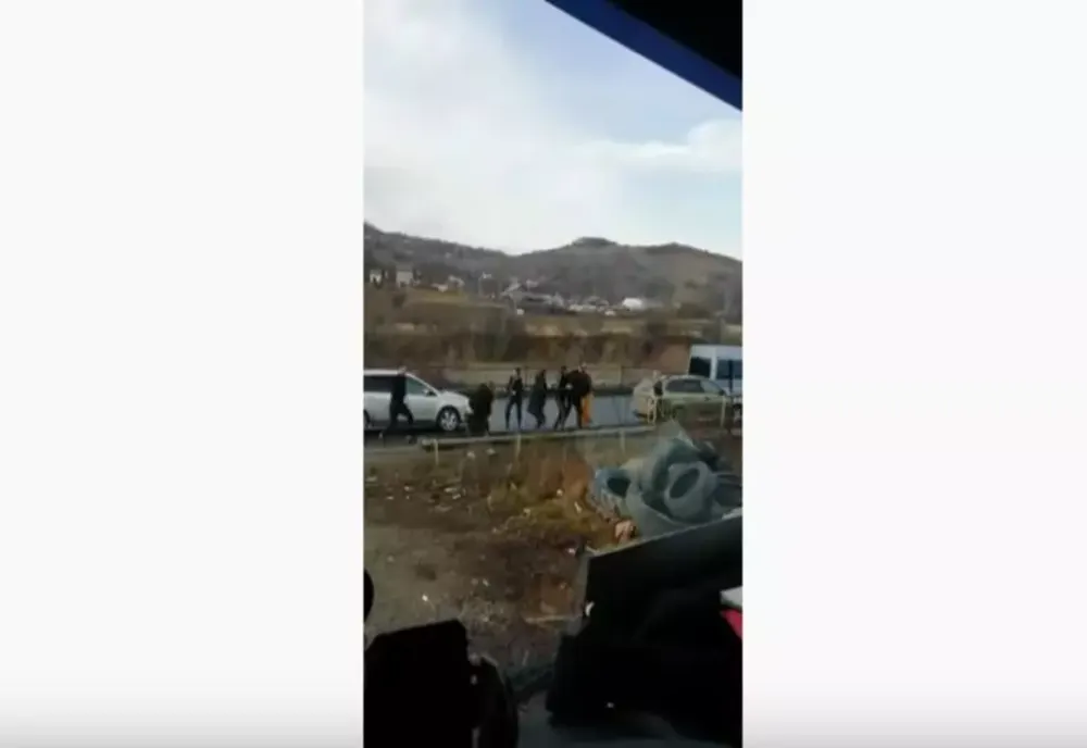 BĂTAIE în trafic pe Valea Prahovei: Mai mulți șoferi s-au încăierat printre mașini VIDEO