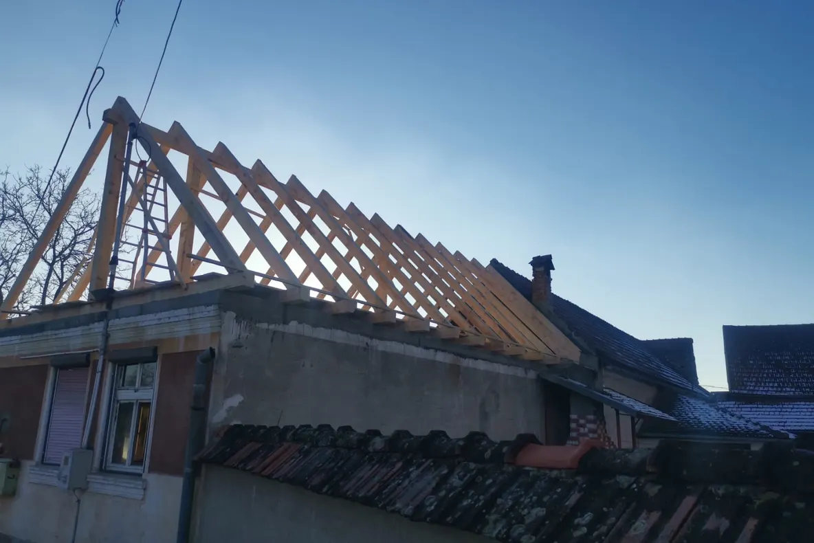 FOTO+VIDEO Angajații ISU Brașov, salvatori cu repetiție! Pompierii și localnicii din Mândra ajută la refacerea unei locuințe distruse de flăcări