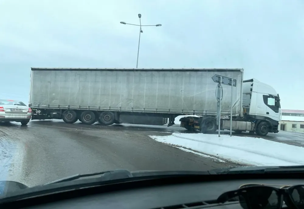 Un tir blochează intrarea spre Sânpetru