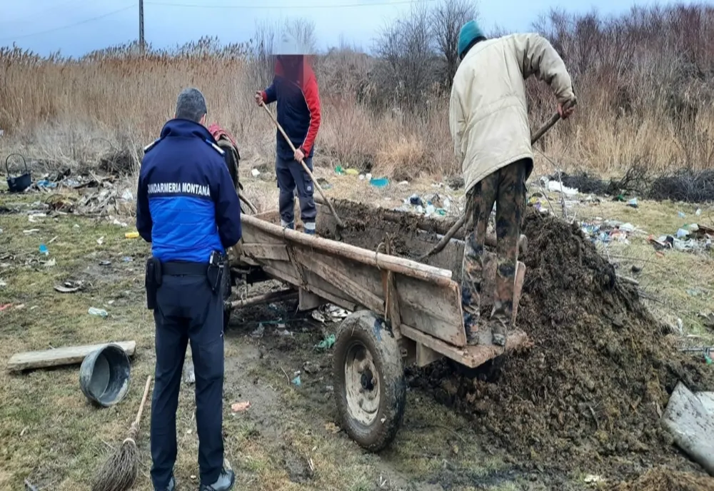 VIDEO Amendați cu 8.000 de lei pentru că au aruncat gunoi de grajd în râu