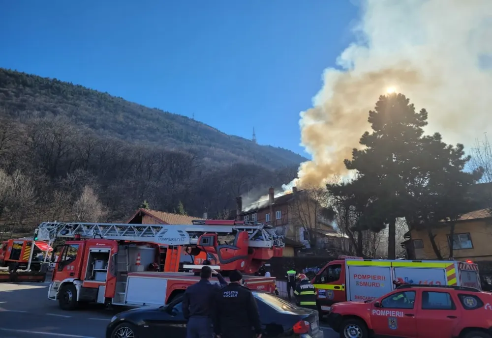 FOTO Arde acoperişul unei case de pe strada Castelului