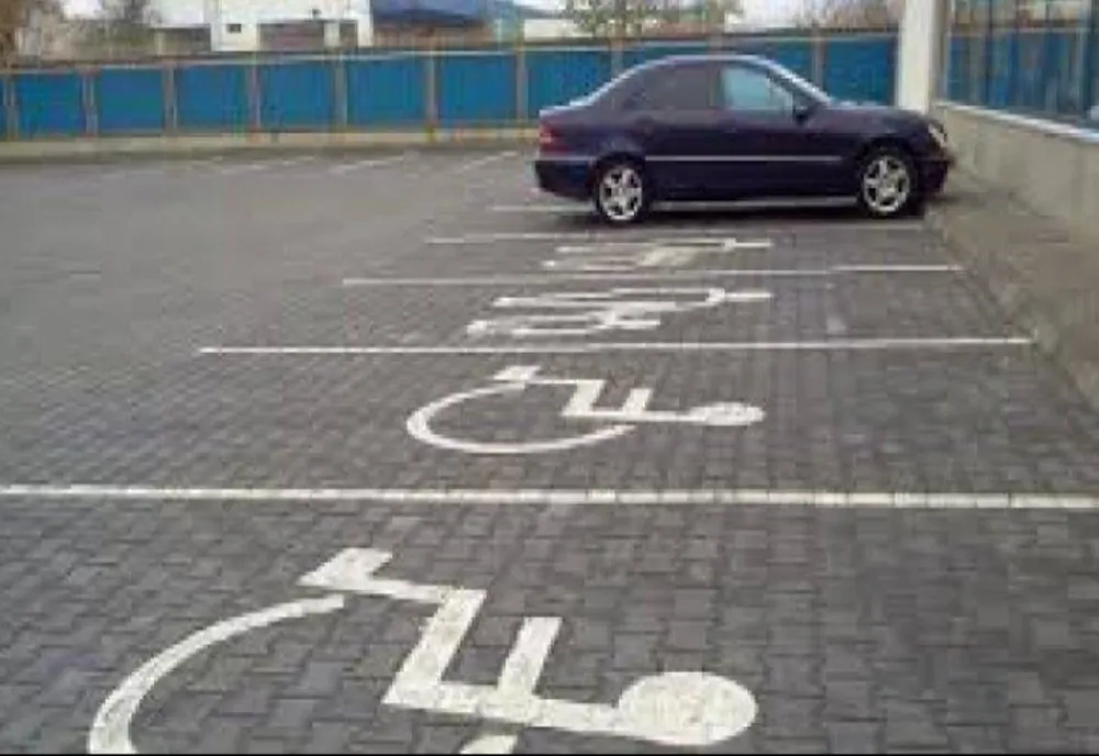 Amenzi de aproape 13.000 de lei pentru șoferii care parchează pe locurile destinate persoanelor cu handicap
