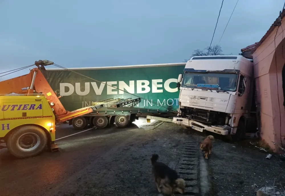 Trafic blocat pe DN1! Un TIR a intrat într-un cap de pod!
