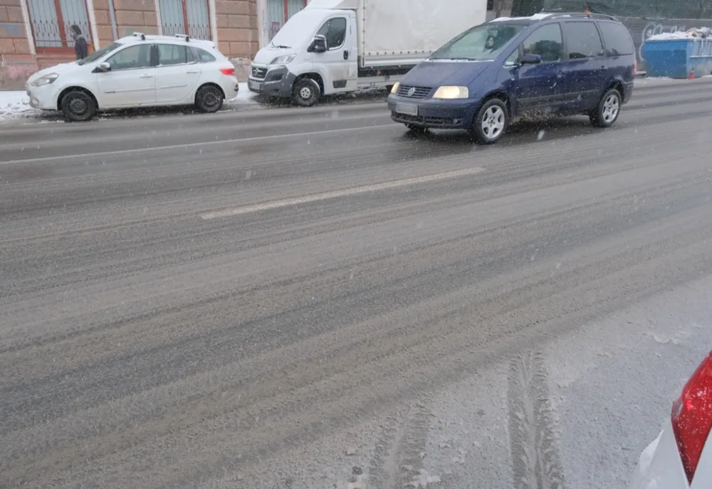 36 de utilaje de deszăpezire au acționat, de azi-noapte, în municipiul Brașov