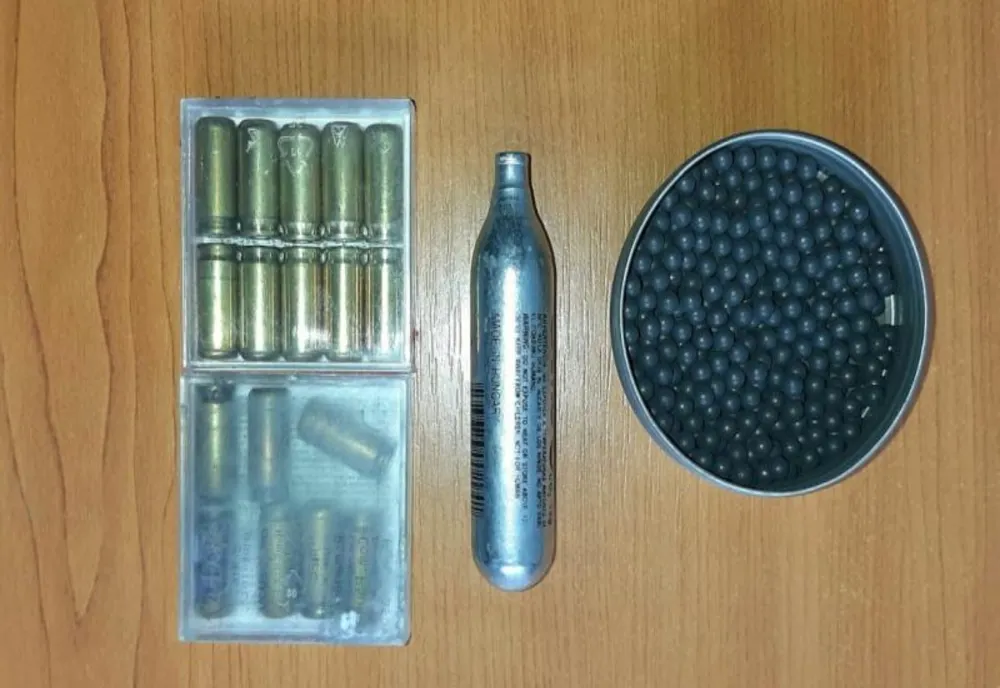 6 arme și peste 100 de elemente de muniție confiscate de polițiștii brașoveni