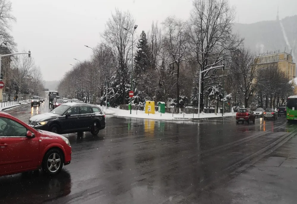 Peste 50 de utilaje au intervenit de la primele ore ale dimineții pentru deszăpezirea Brașovului