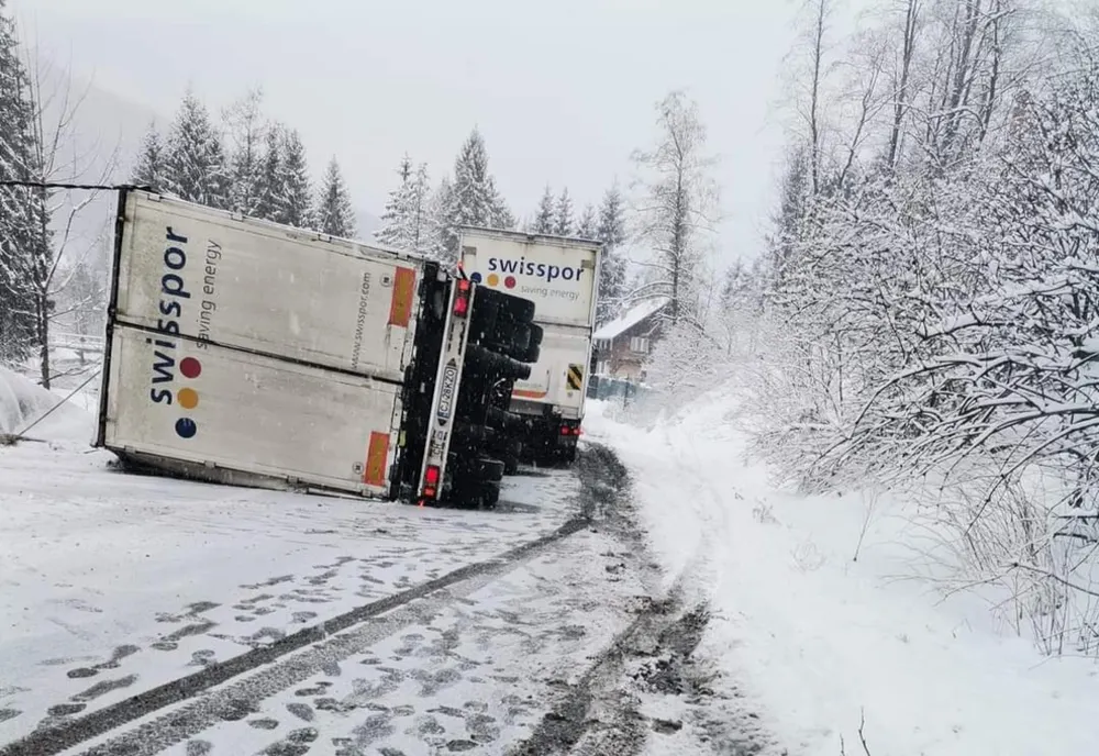 TIR răsturnat pe DN1A