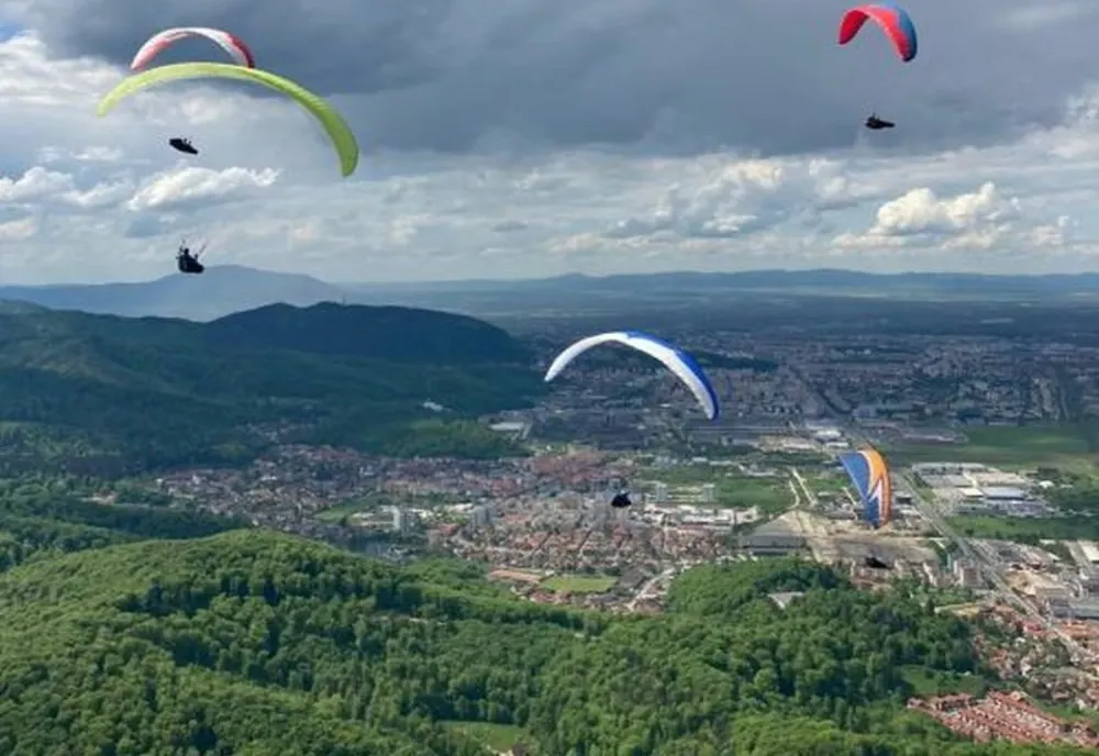 Parapantiști de talie mondială vor face spectacol pe cerul Brașovului
