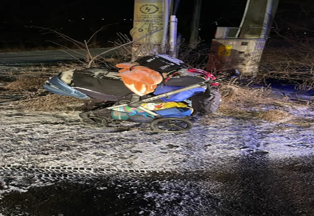 O mamă care a fugit din calea razboiului alături de cei trei copii a fost ajutată de doi polițiști