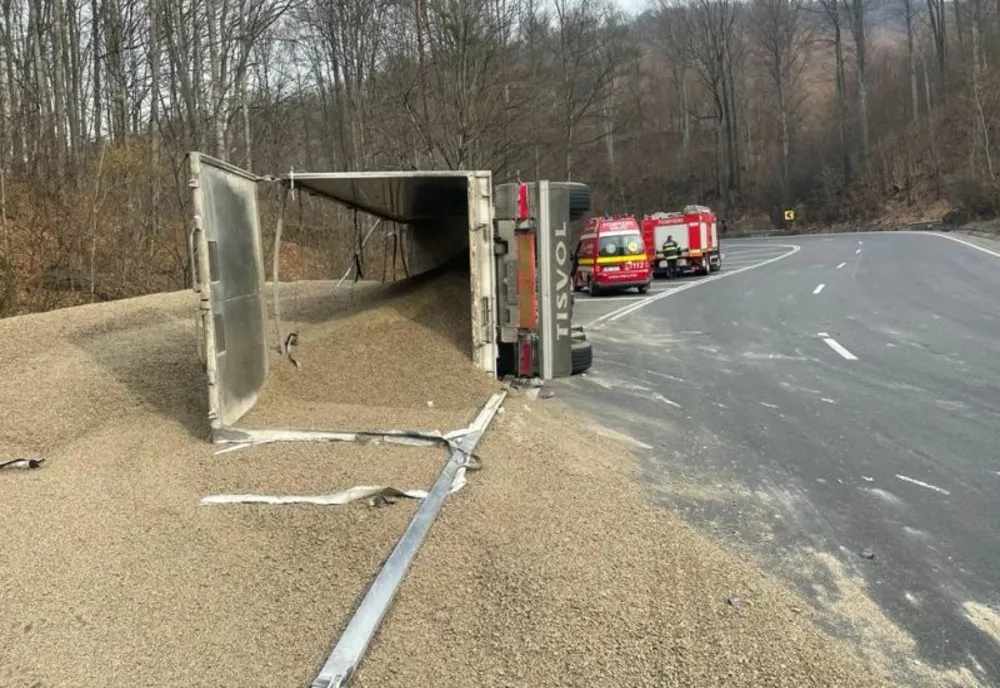 Un TIR răsturnat blochează traficul pe DN13