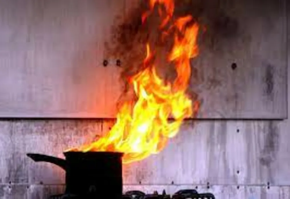 20 de persoane evacuate după un incendiu produs la un bloc din Brașov