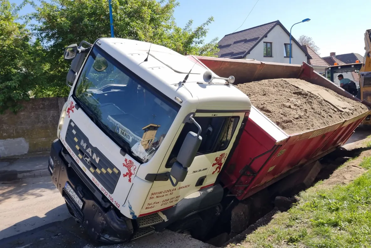 VIDEO Aproape de tragedie, în municipiul Brașov! Basculantă plină răsturnată!