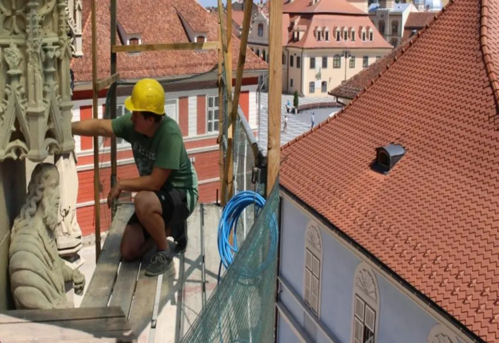 Statuile de pe fațata Bisericii Negre, restaurate