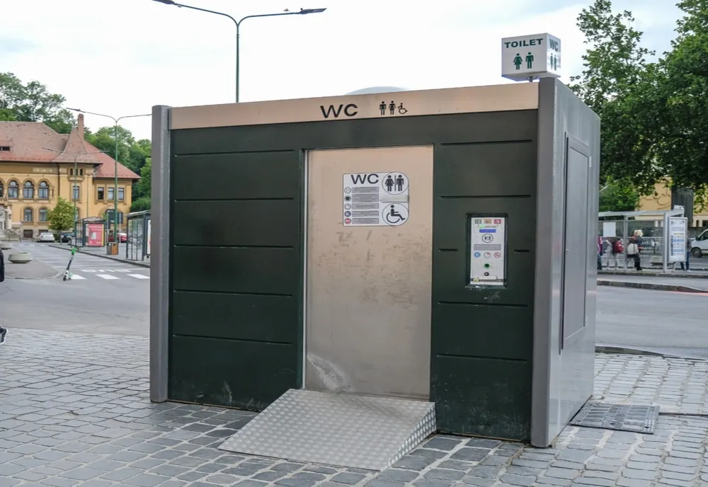 3 firme vor să instaleze cele 28 de toalete automatizate pe care Primăria vrea să le amplaseze în Brașov și în Poiana Brașov