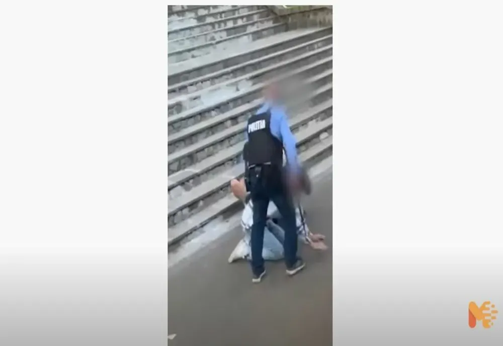 VIDEO Tânăr îngenuncheat, lovit de un poliţist în uniformă, în gara din Băile Tuşnad