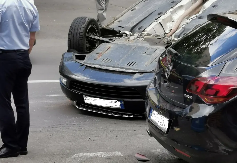 Accident cu victimă, la Brașov! O mașină s-a răsturnat chiar în fața sediului pompierilor