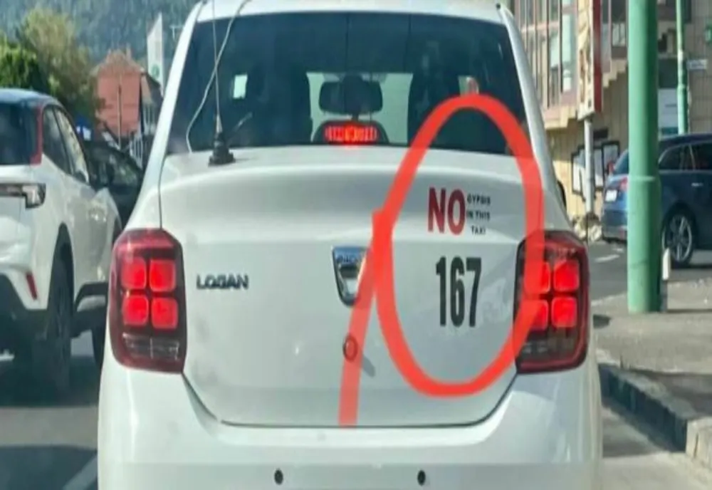 Inscripție rasistă pe un taxi din Brașov! Cu ce sancțiune s-a ales taximetristul?