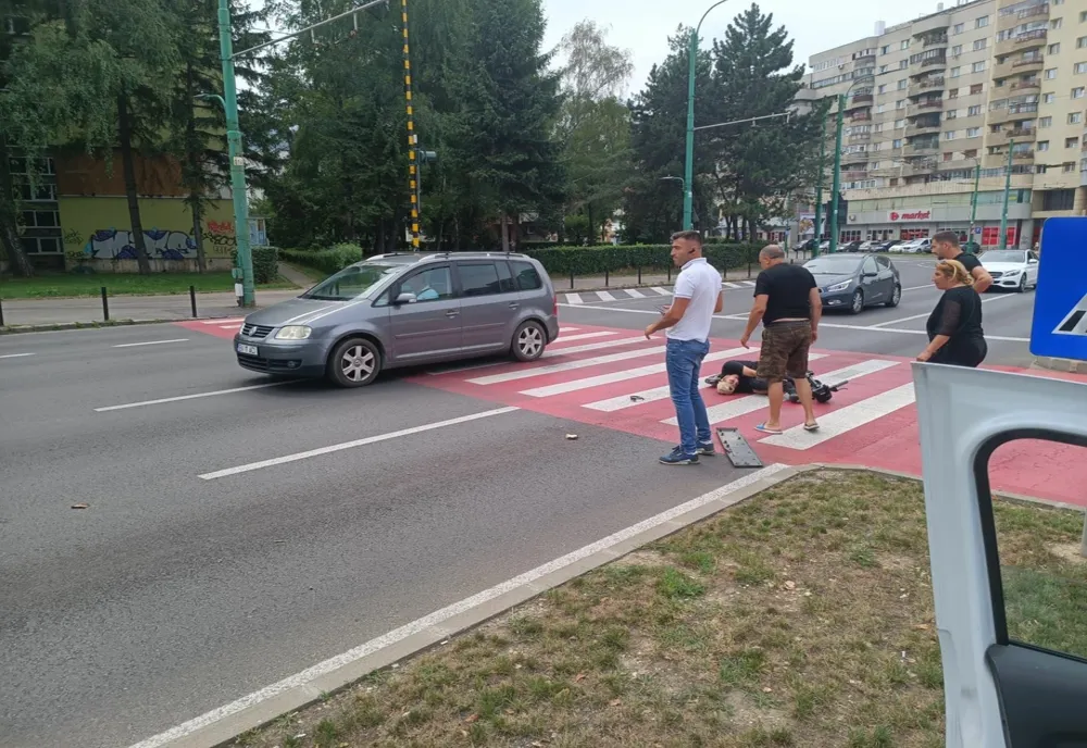Tânăr aflat pe o trotinetă electrică, rănit într-un accident rutier