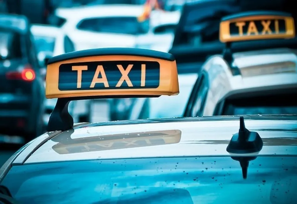 Taximetrist cercetat penal după ce şi-a jignit şi amenințat un client!