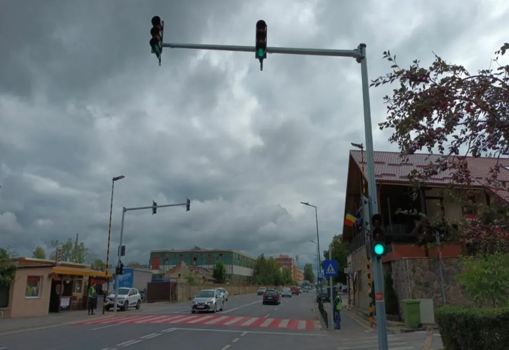 Un nou semafor cu buton la o trecere pentru pietoni din municipiul Brașov