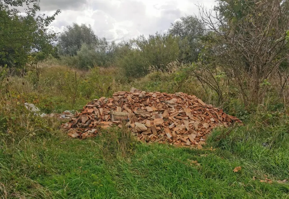 Prins de jandarmi în timp ce descărca, ilegal, deşeuri