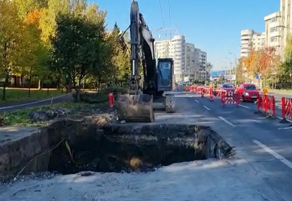 VIDEO "Ample lucrări" pe Bulevardul Gării! Circulație blocată, utilaj abandonat, nici urmă de muncitor!
