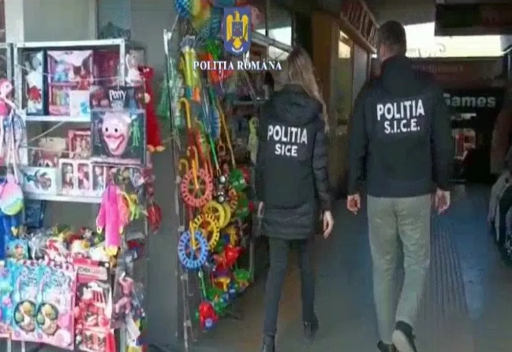 VIDEO Sute de articole contrafăcute, la un complex comercial din Brașov! Unde au fost găsite neregulile