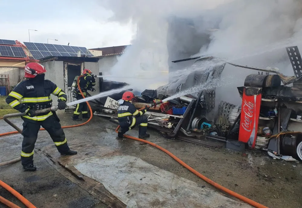 Incendiu la o hală din Sânpetru