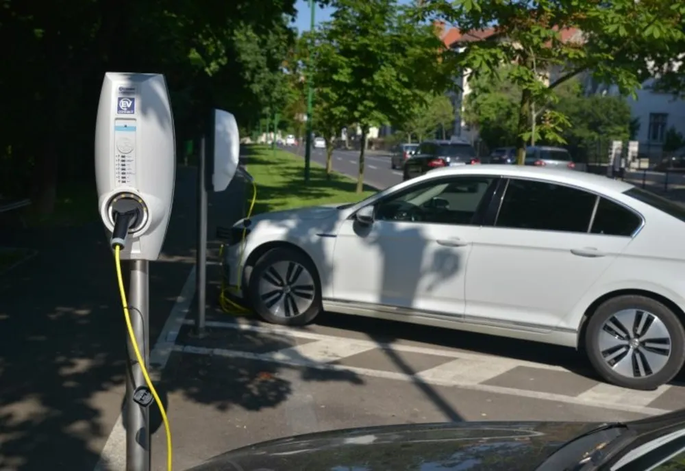 Municipalitatea începe amplasarea primelor 15 stații de încărcare a autoturismelor electrice