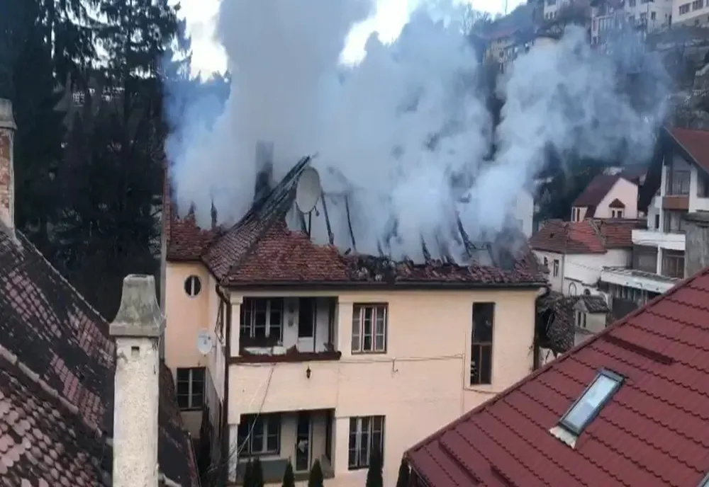 VIDEO Incendiu la o mansardă din Șchei! Traficul a fost restricționat