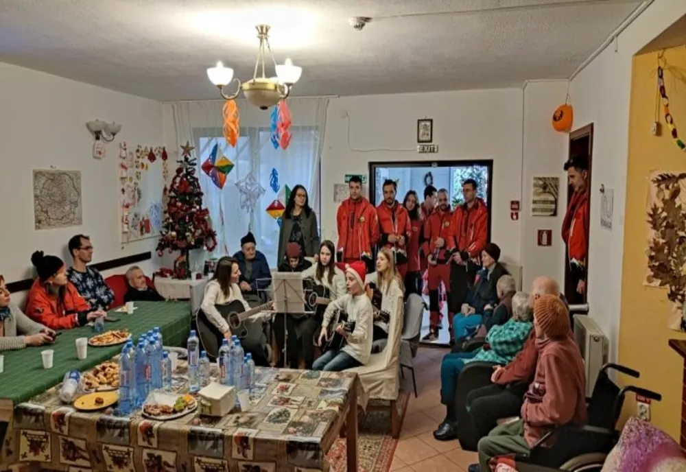 Salvamontiștii din Poiana Brașov le-au făcut sărbătorile mai frumoase unor vârstnici din Stupini