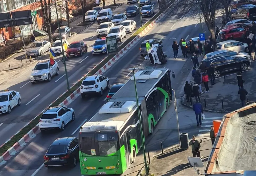 Maşină răsturnată, pe Calea Bucureşti