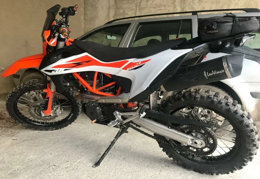 Tineri de 22 şi 25 de ani arestați după ce au furat o motocicletă din Făgăraş!