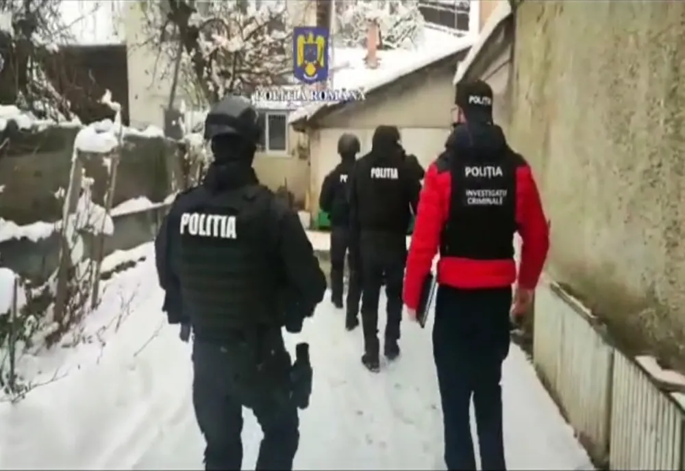 VIDEO Percheziții la persoane care dețineau ilegal arme de foc