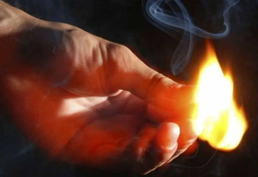 Doi bărbați acuzați că au incendiat un autoturism au fost arestați