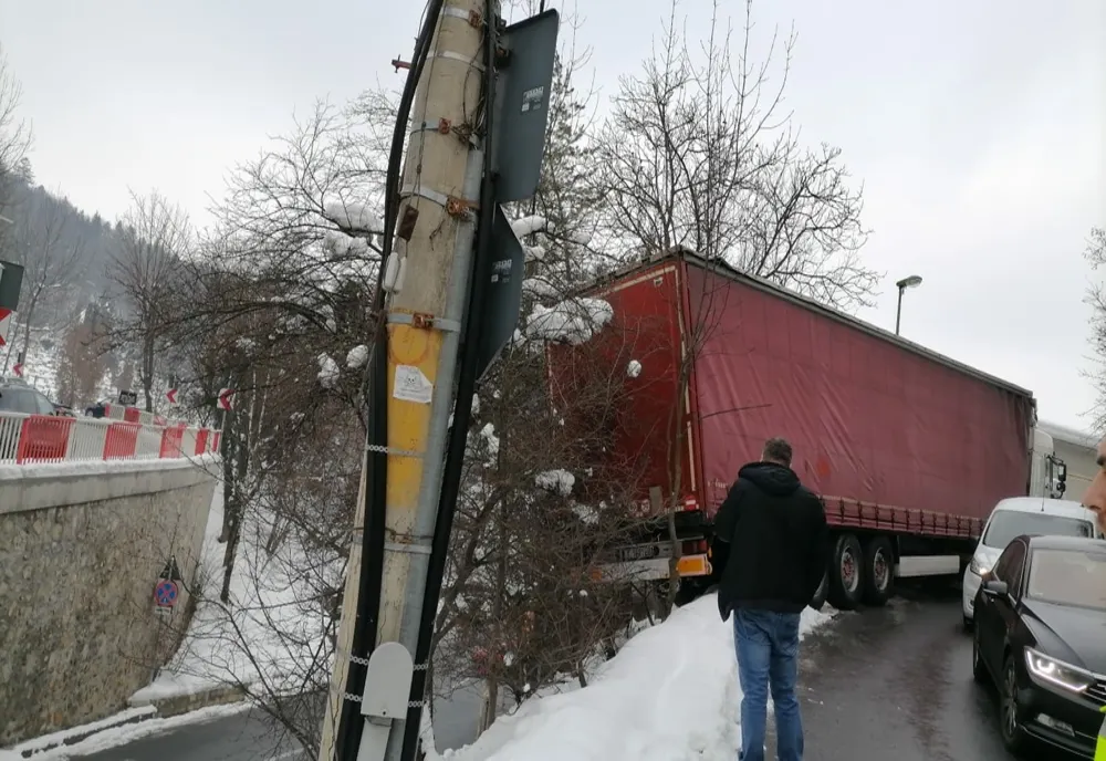 Un TIR "rătăcit" blochează o stradă din municipiul Brașov