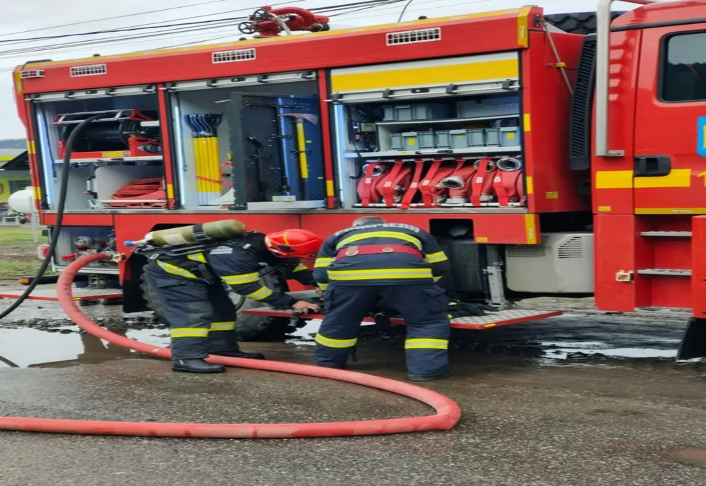 Incendiu la o hală din județul Braşov VIDEO