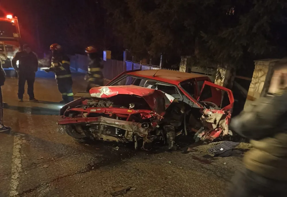 Tânăr în stare gravă după ce a intrat cu maşina într-un gard de beton!
