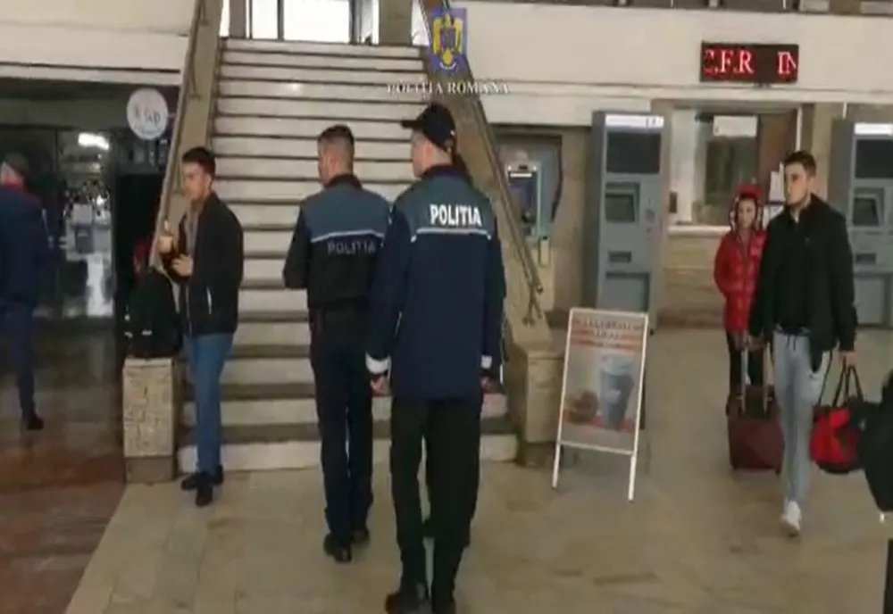 VIDEO Acțiune a polițiștilor, în municipiul Brașov. Tineri suspecți, la mall. Aceștia au fost duși la secție